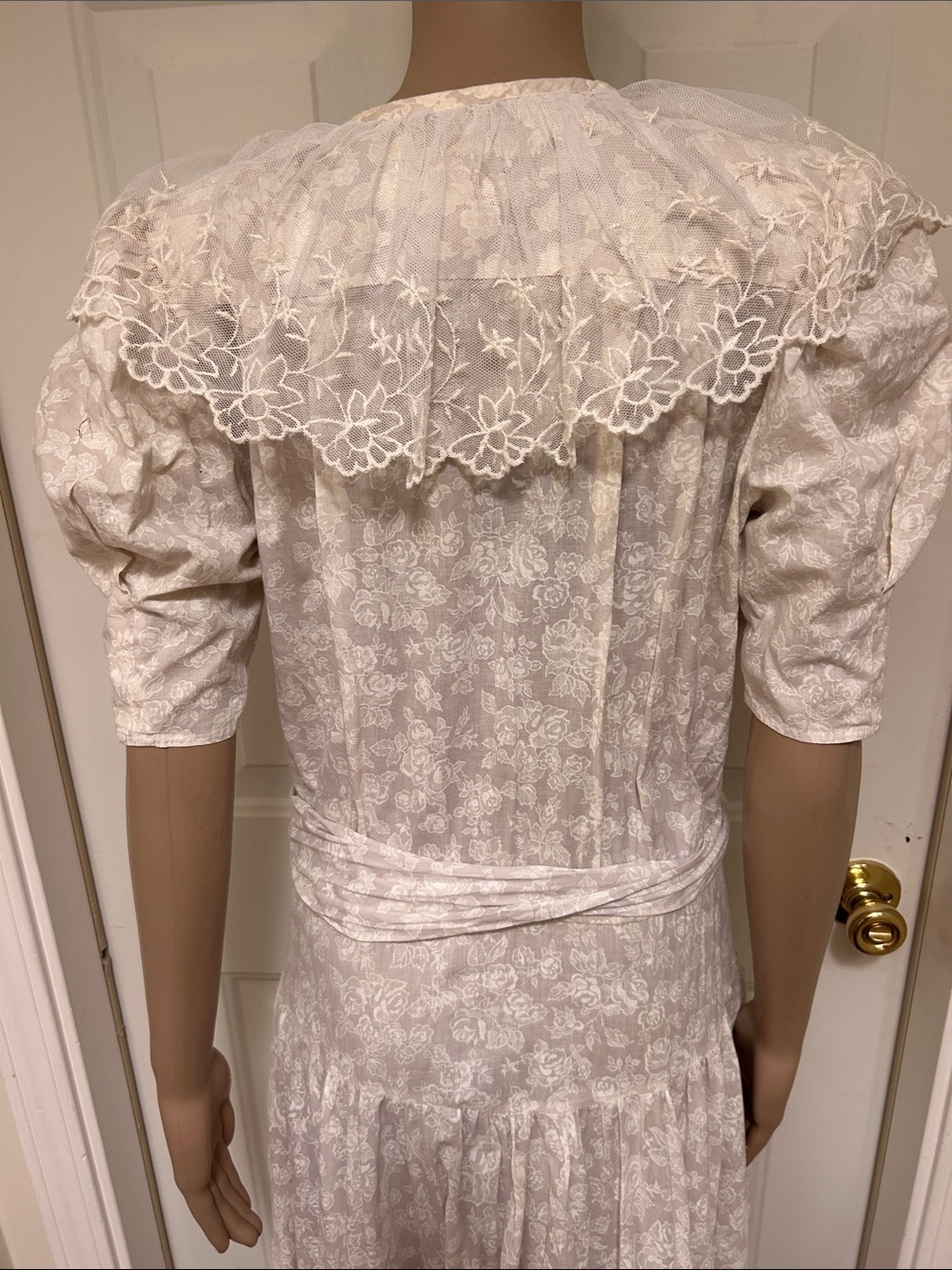 VTG 80s Jessica McClintock White Cotton Floral Dress with Scalloped Lace Collar - Picture 5 of 6